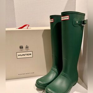 Hunter brand original tall rain boots.   Size 8.